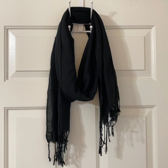 Black woven scarf with tassels - Picture 1 of 5